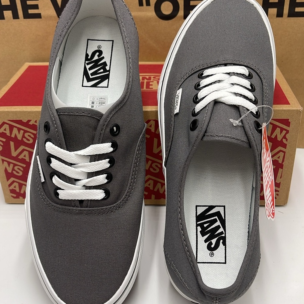 Vans Men’s Authentic Pewter/Black
VN000JRAPBQ
Sneakers - Picture 13 of 16
